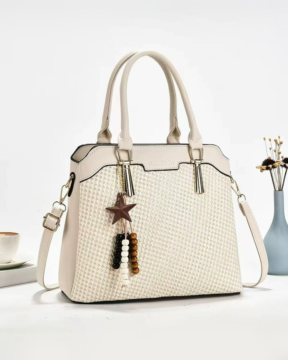 Bolso de mano con accesorio colgante