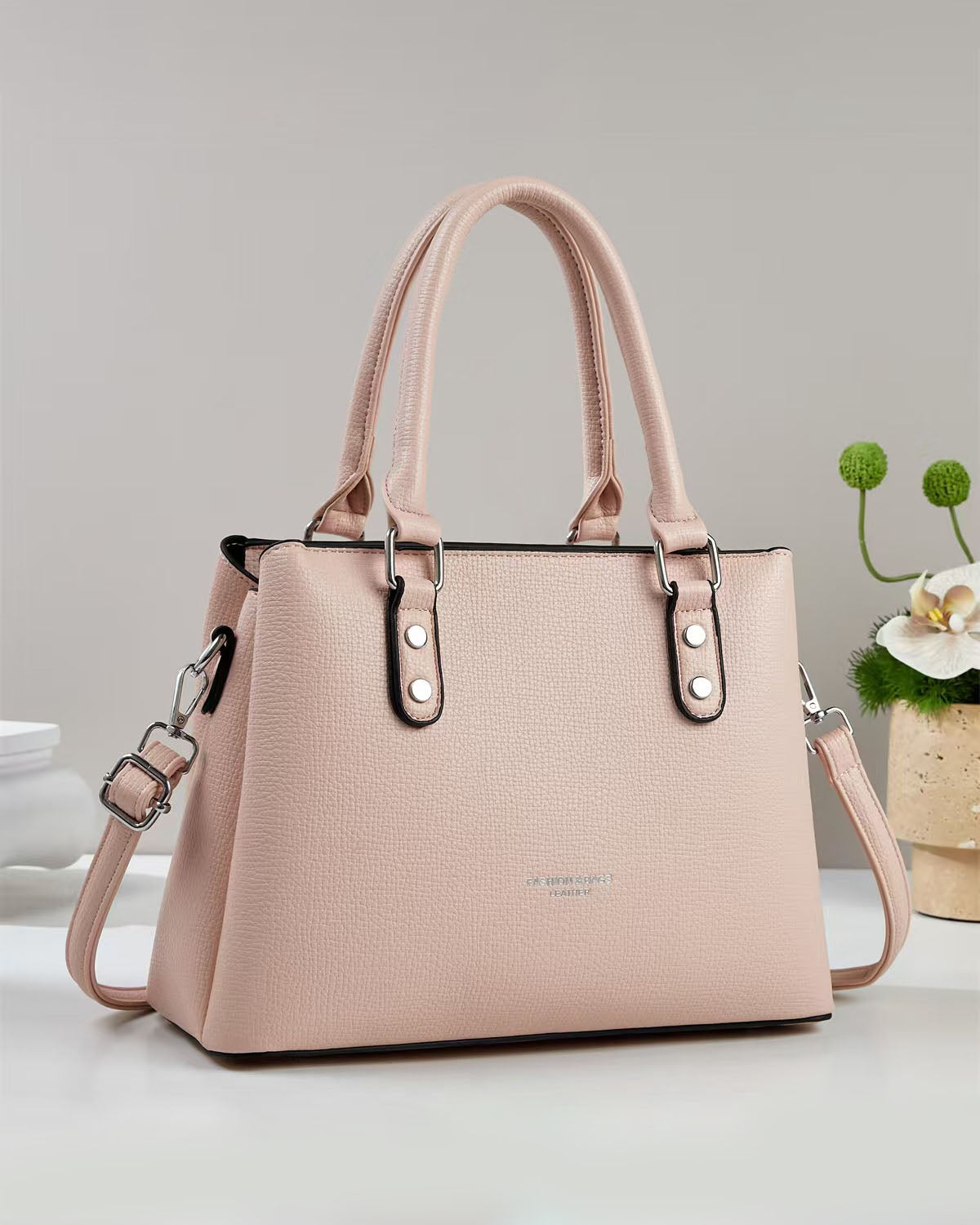 Cartera mediana con detalles en plateado