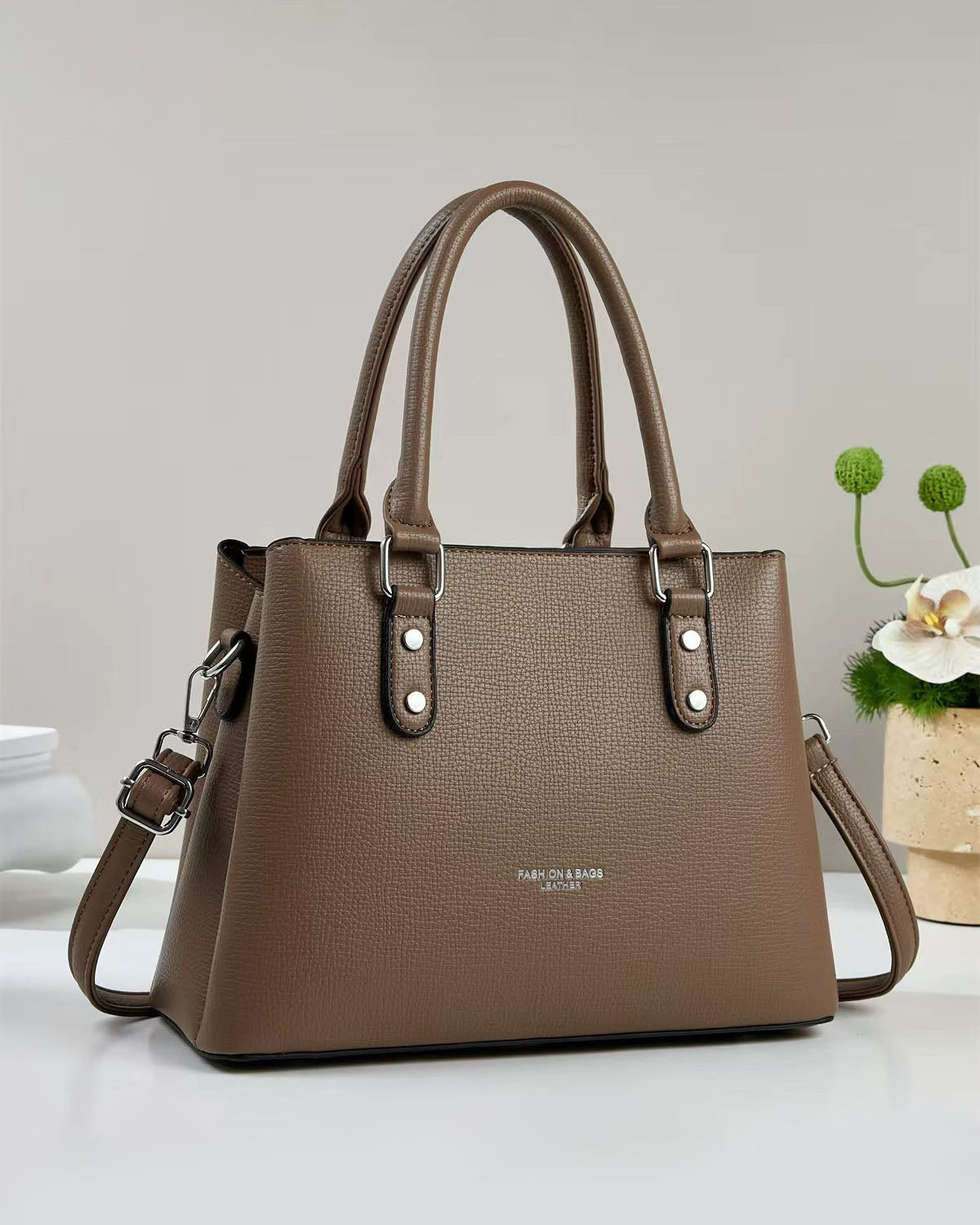 Cartera mediana con detalles en plateado