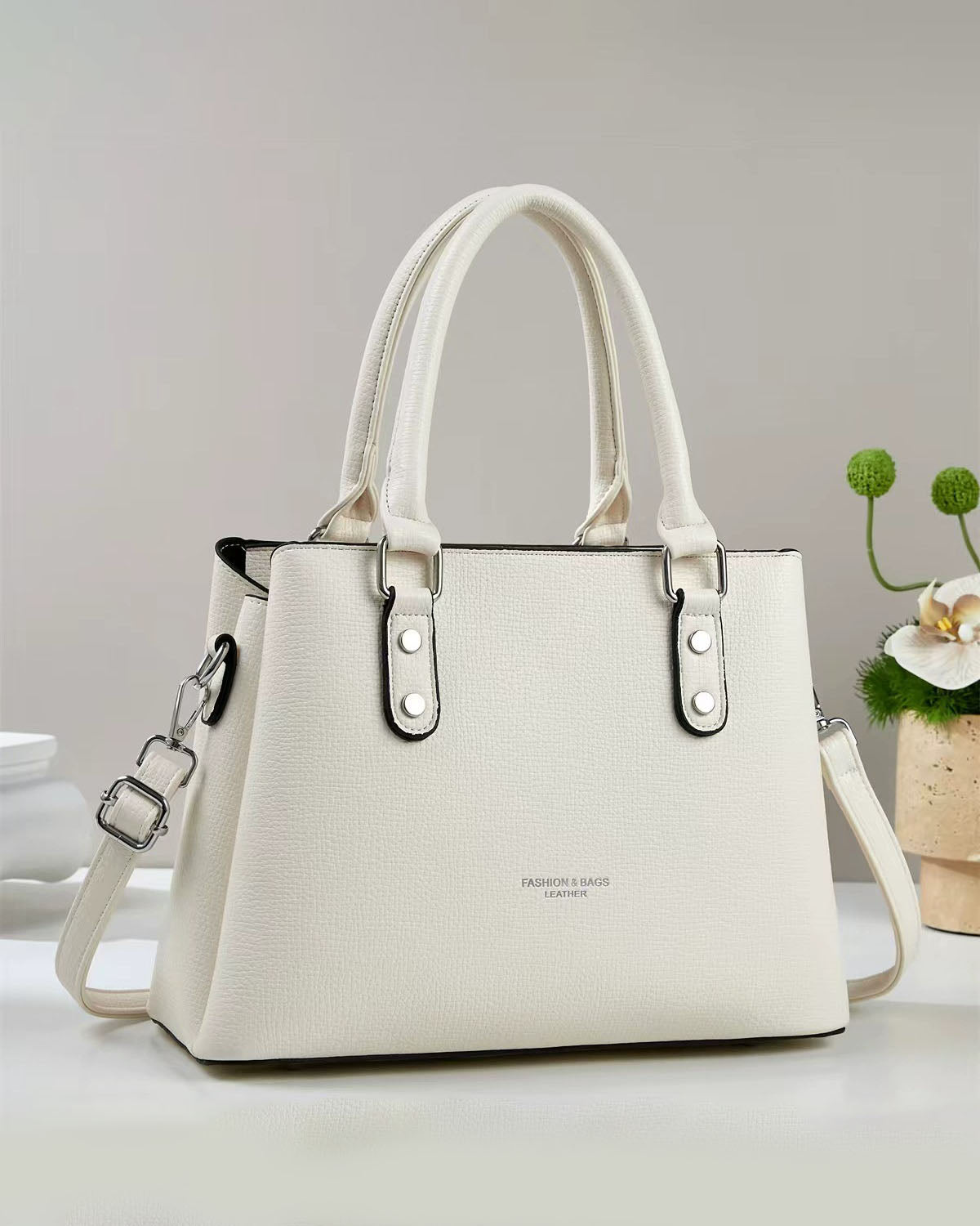 Cartera mediana con detalles en plateado