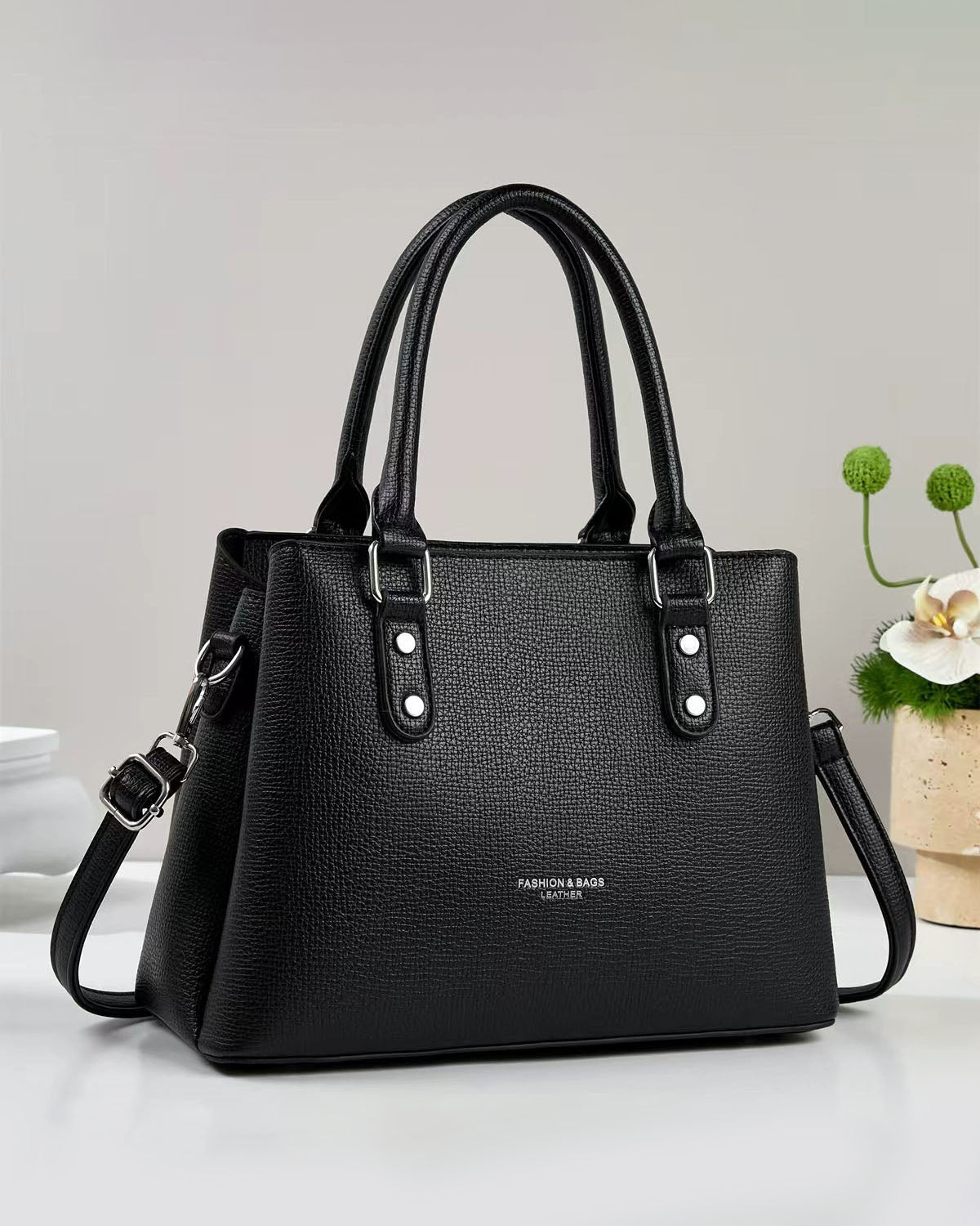 Cartera mediana con detalles en plateado