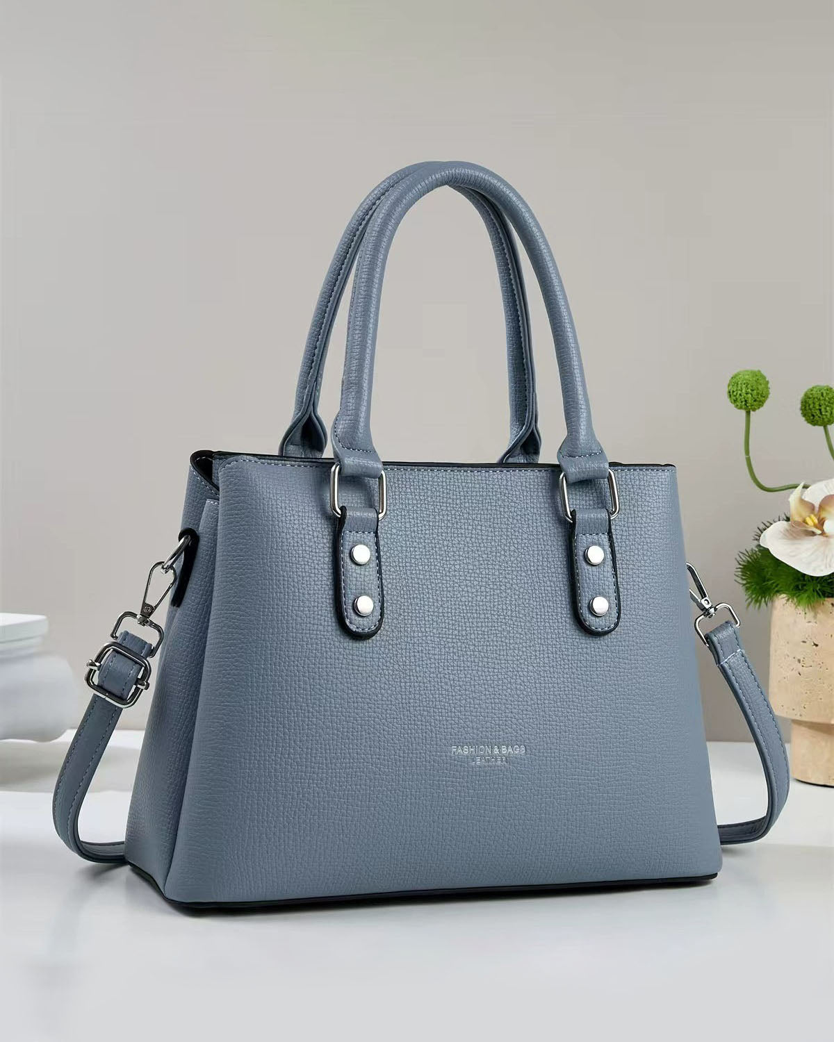 Cartera mediana con detalles en plateado