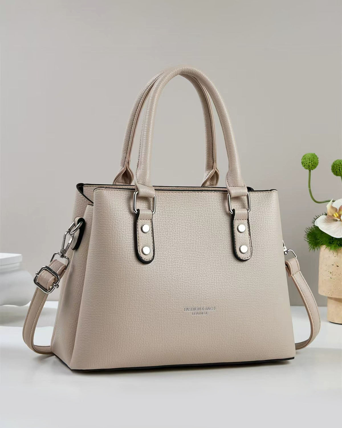 Cartera mediana con detalles en plateado