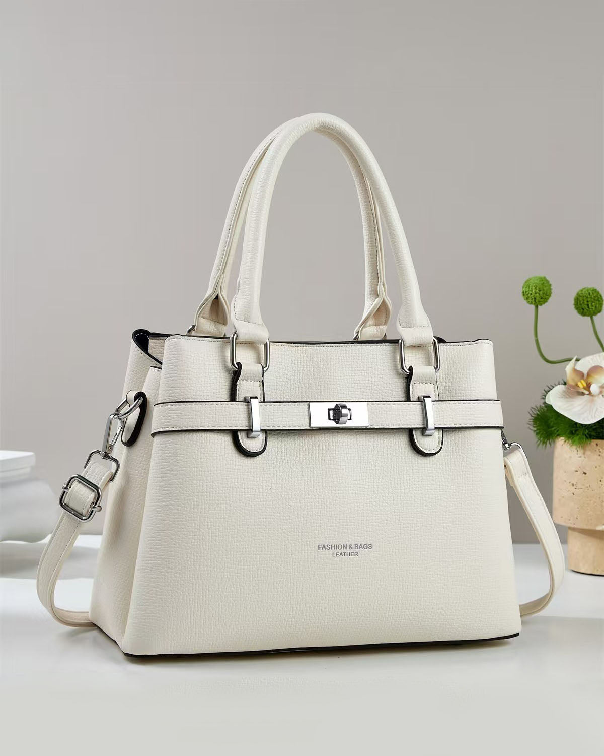 Cartera mediana con detalles en plateado