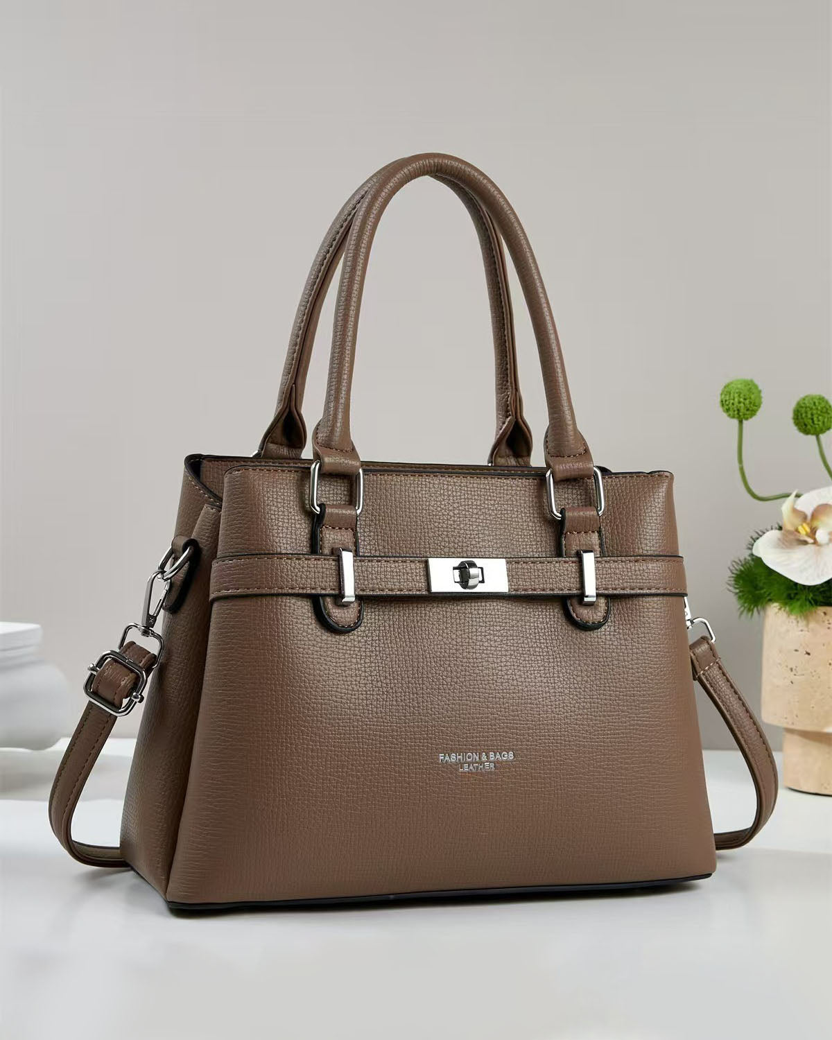 Cartera mediana con detalles en plateado
