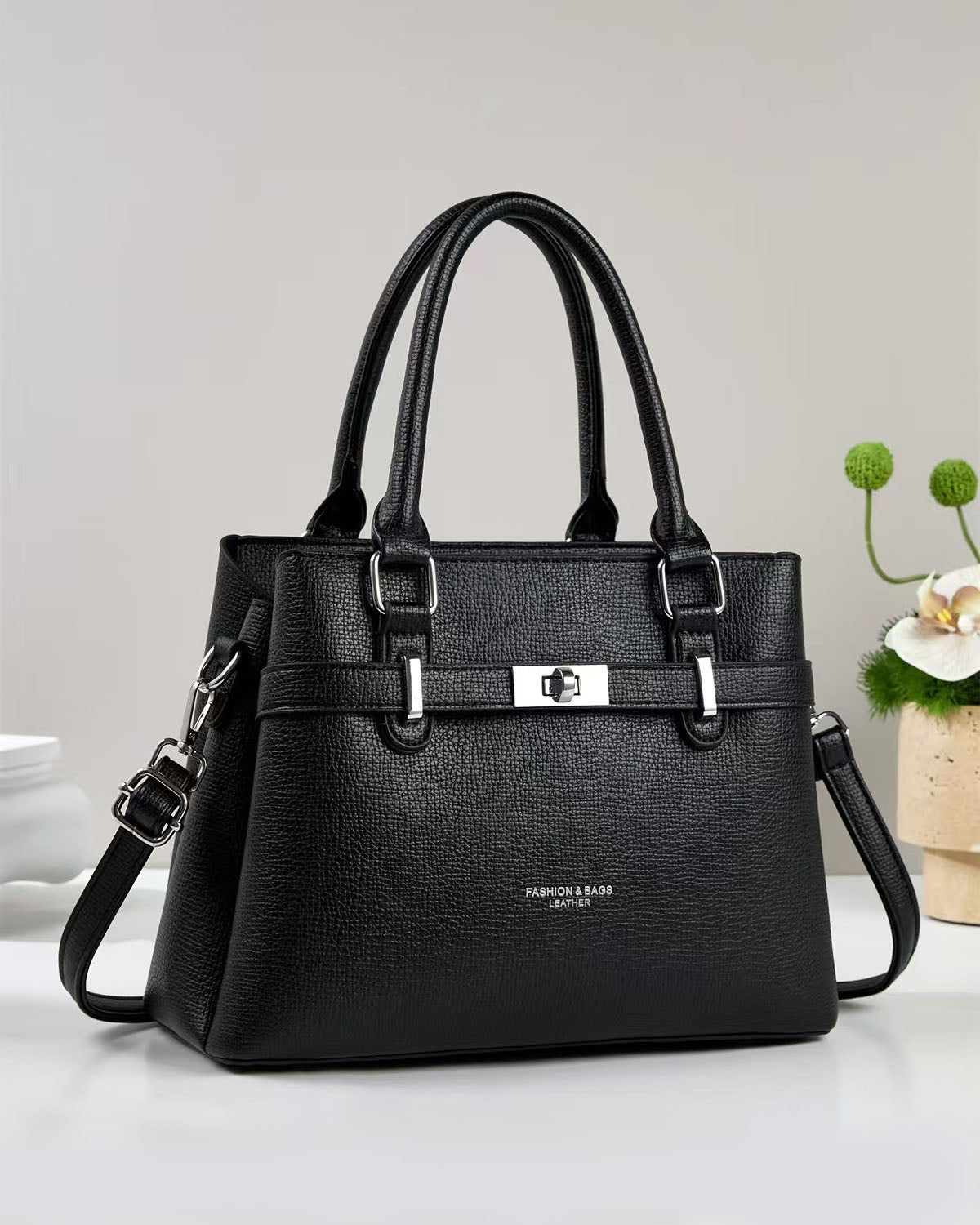 Cartera mediana con detalles en plateado
