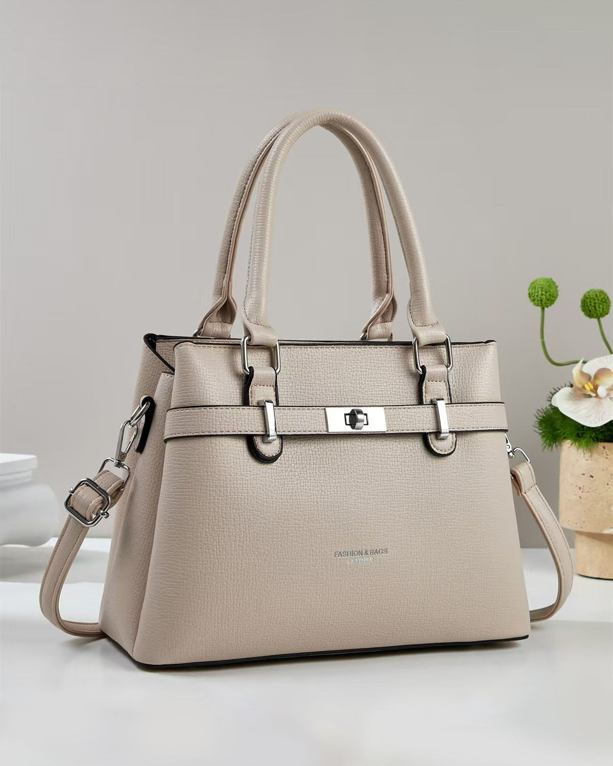Cartera mediana con detalles en plateado