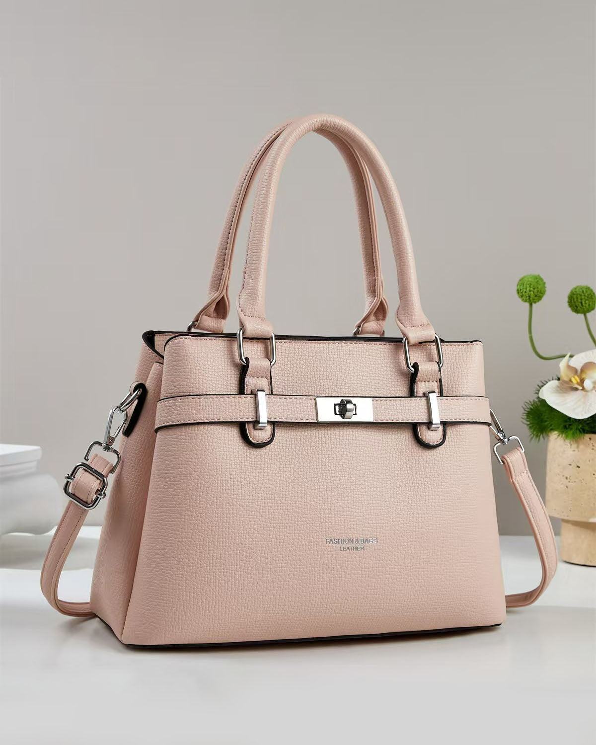 Cartera mediana con detalles en plateado