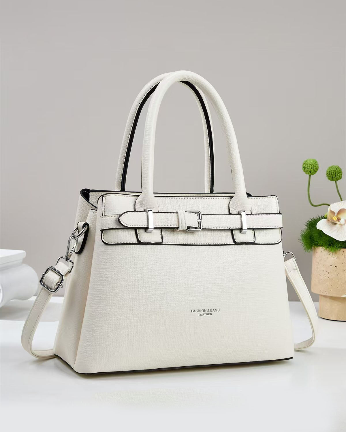 Cartera mediana con hebilla y detalles en plateado