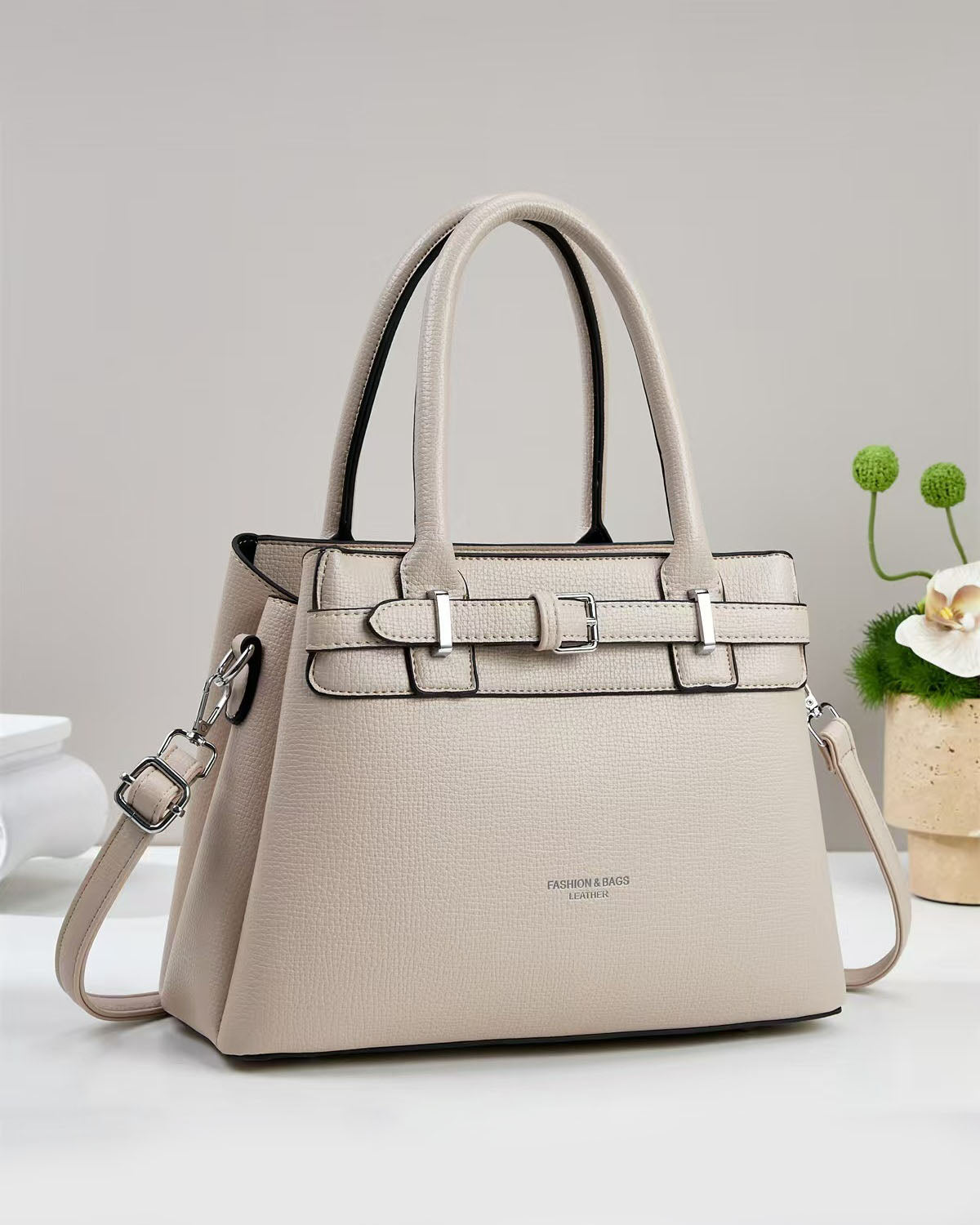 Cartera mediana con hebilla y detalles en plateado