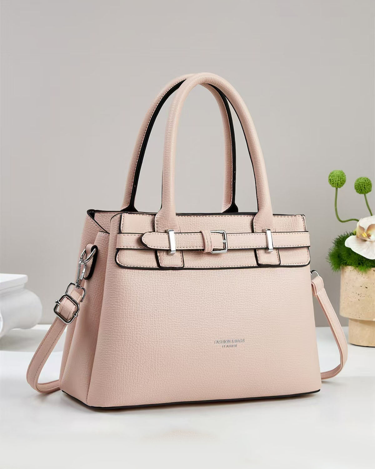 Cartera mediana con hebilla y detalles en plateado