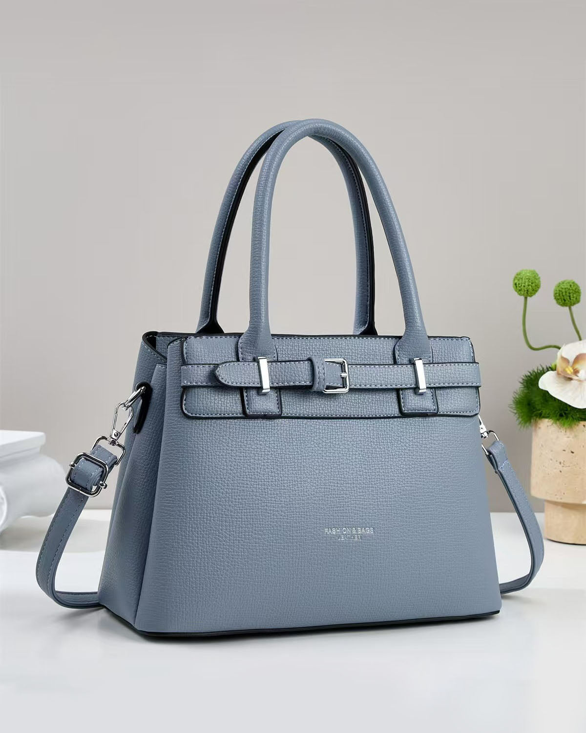 Cartera mediana con hebilla y detalles en plateado