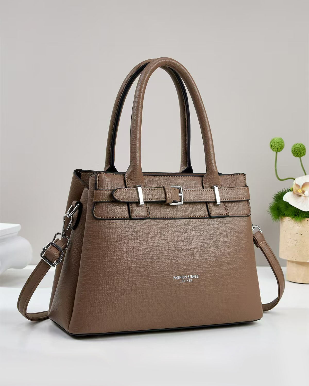 Cartera mediana con hebilla y detalles en plateado
