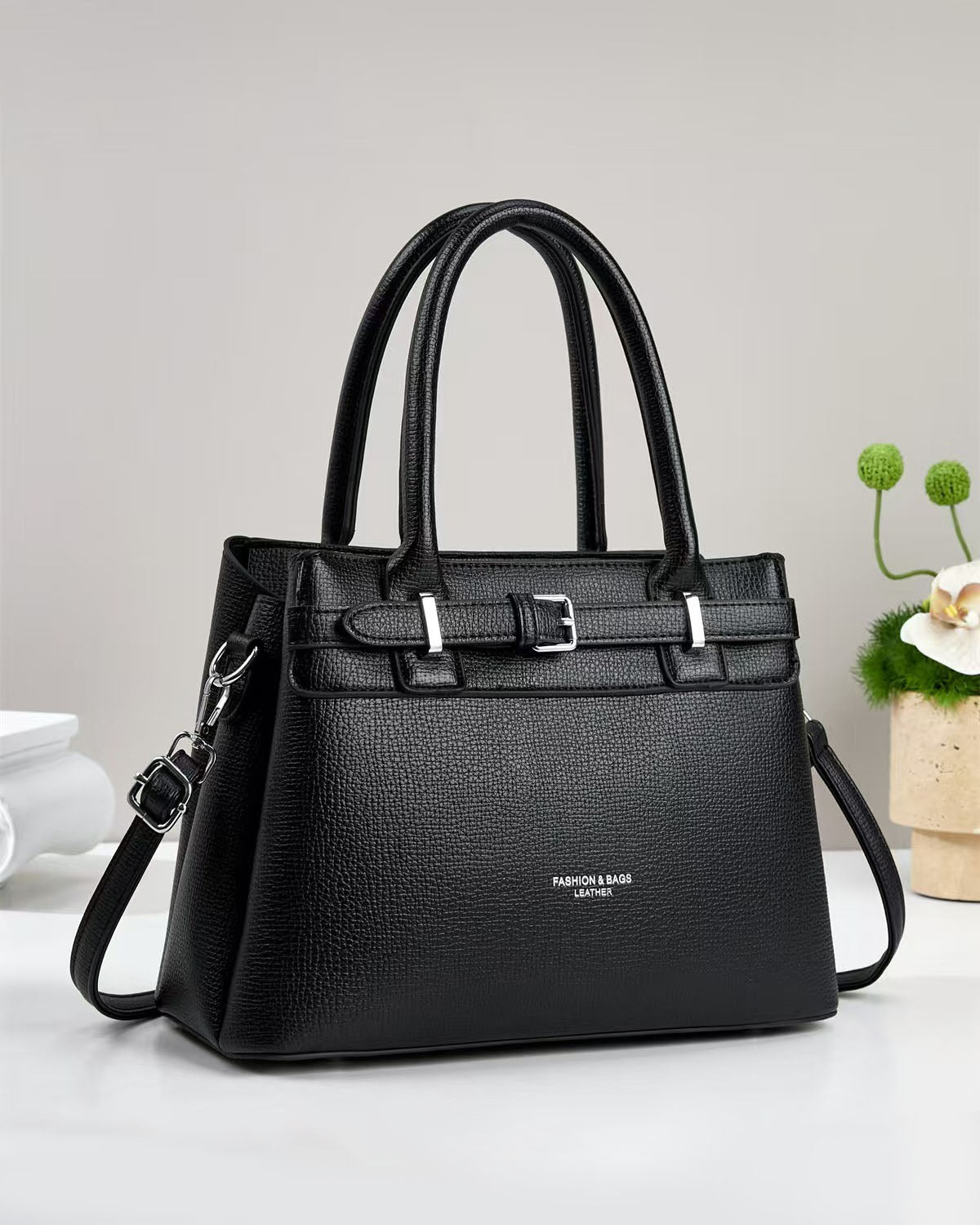 Cartera mediana con hebilla y detalles en plateado