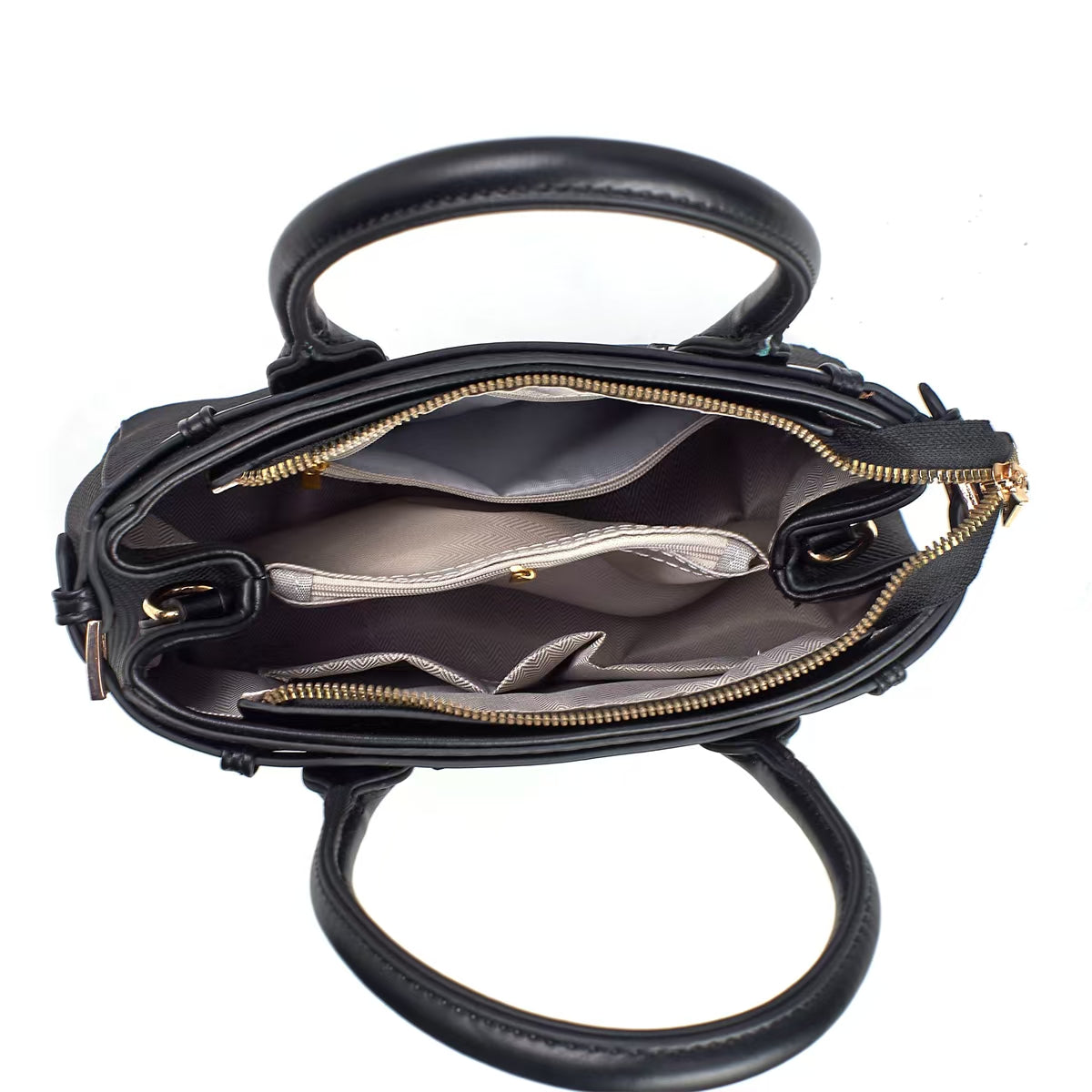 Bolso de mano con textura y un pañuelo de seda atado al asa.
