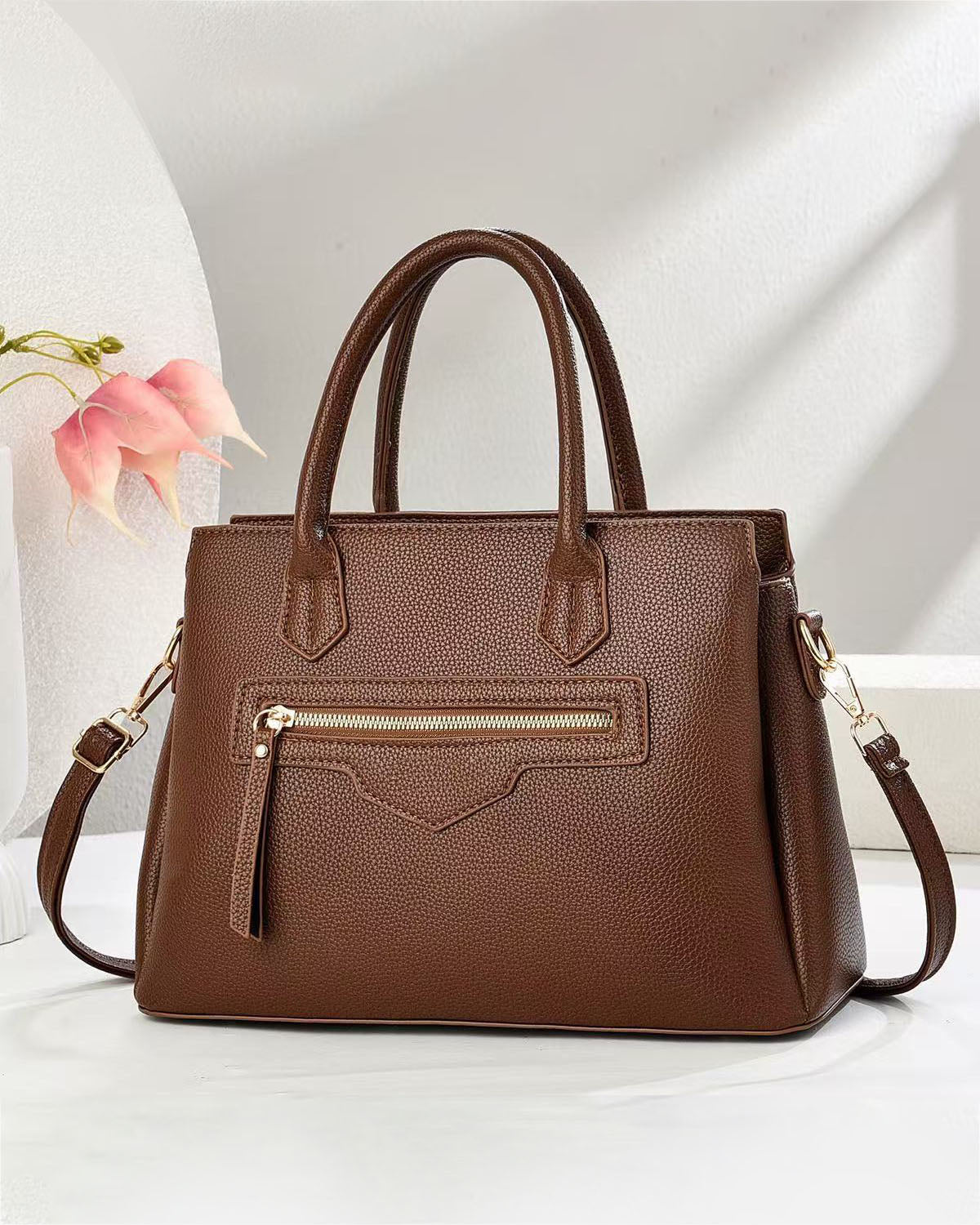 Cartera mediana espaciosa con diseño casual conservador