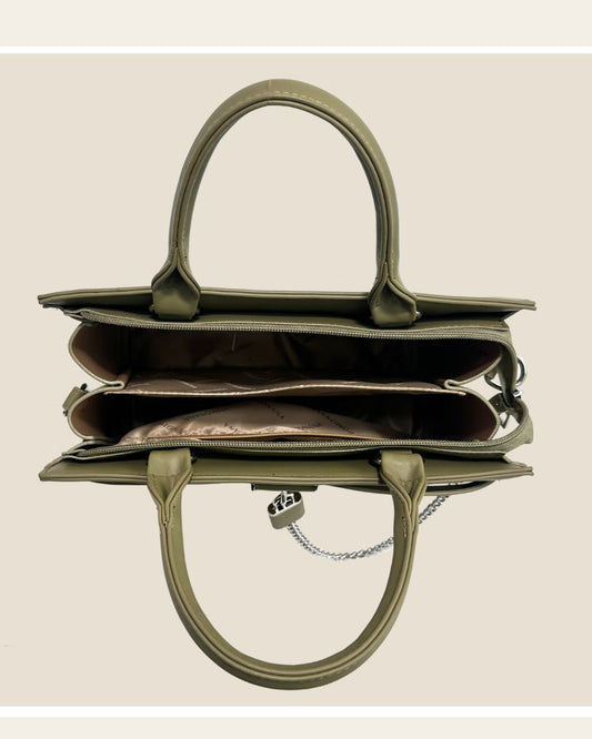 Cartera mediana con candado frontal y cadena decorativa