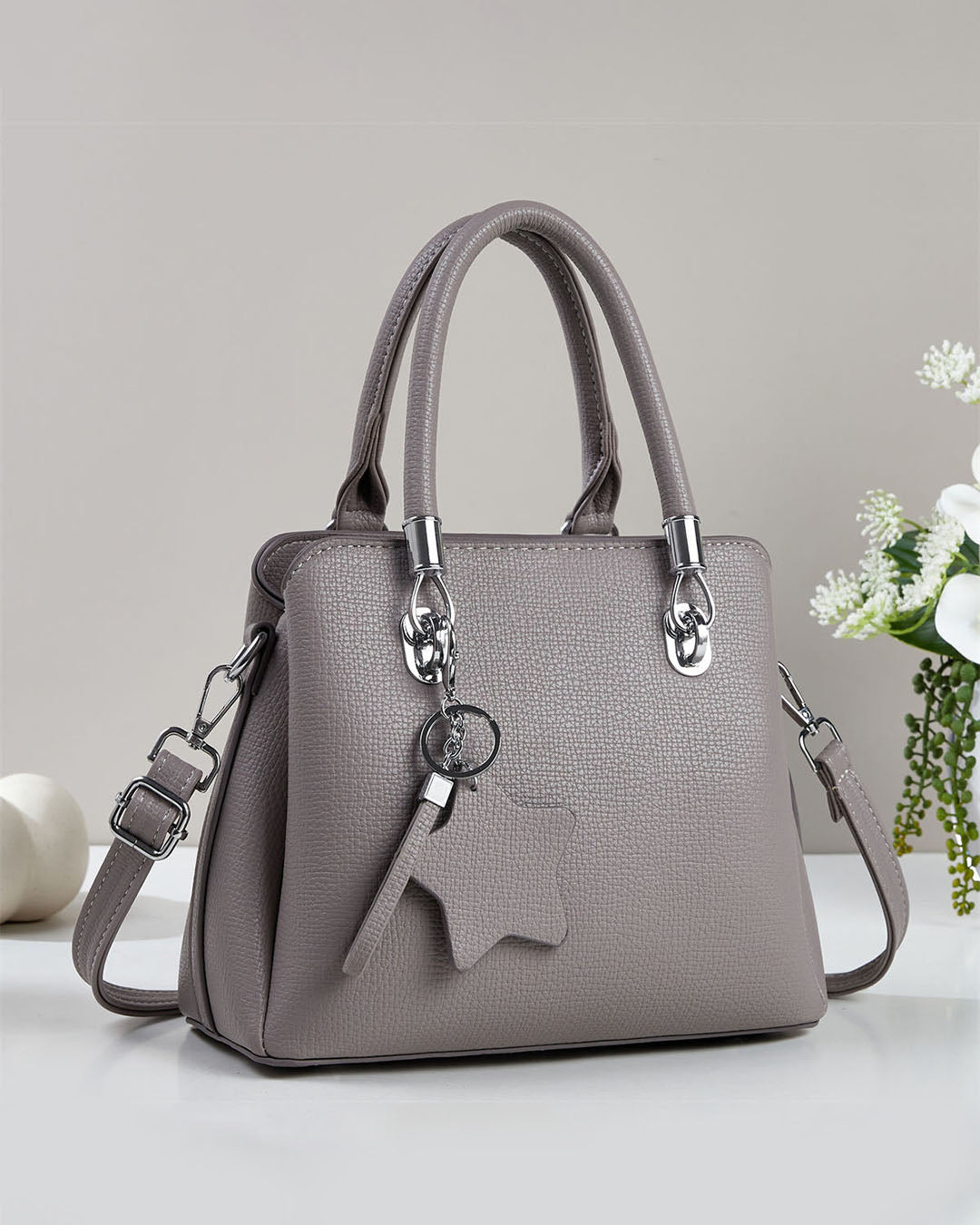 Cartera mediana con llavero colgante y detalles en plateado
