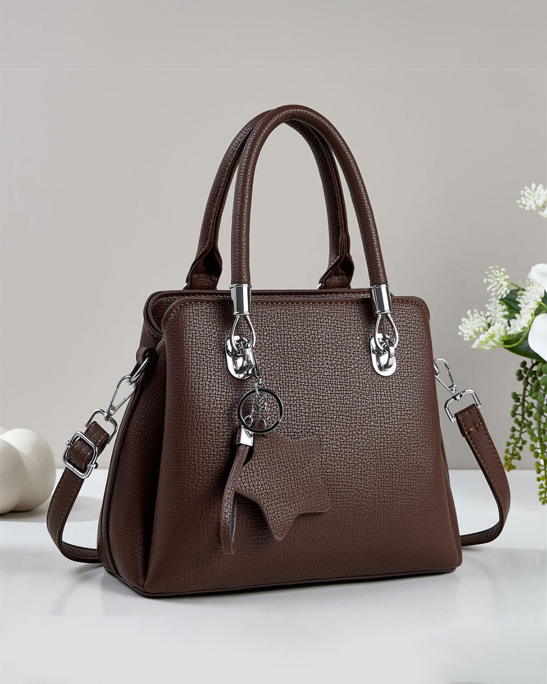 Cartera mediana con llavero colgante y detalles en plateado