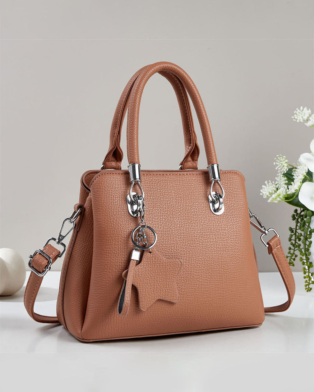Cartera mediana con llavero colgante y detalles en plateado