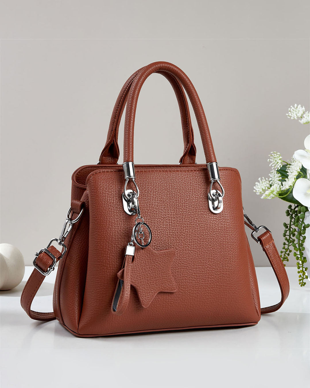 Cartera mediana con llavero colgante y detalles en plateado