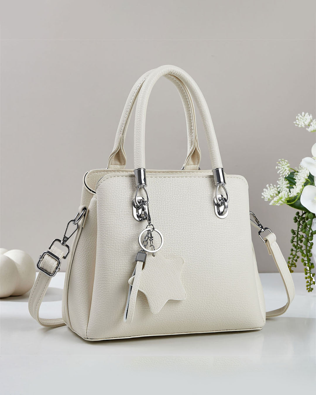 Cartera mediana con llavero colgante y detalles en plateado