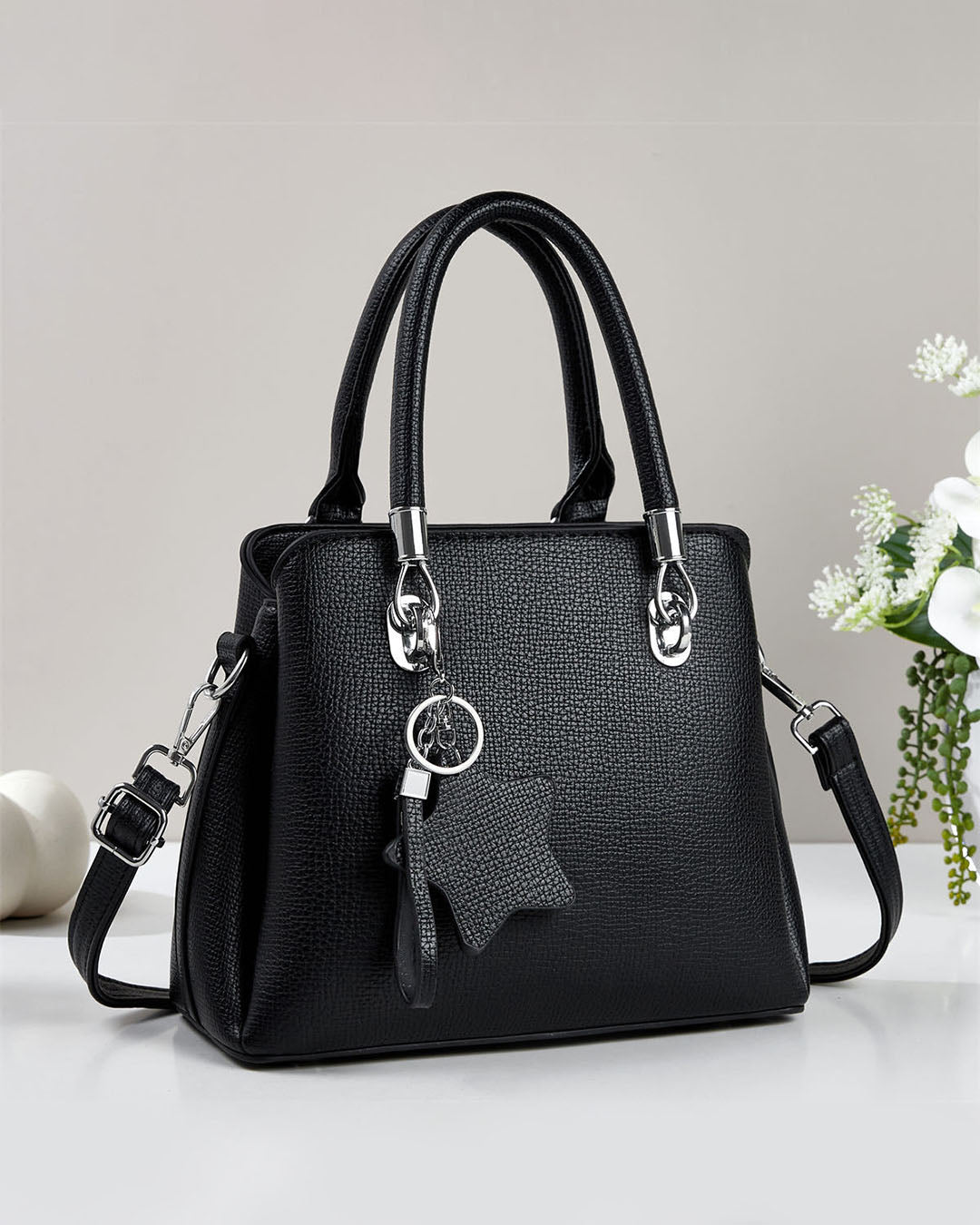 Cartera mediana con llavero colgante y detalles en plateado
