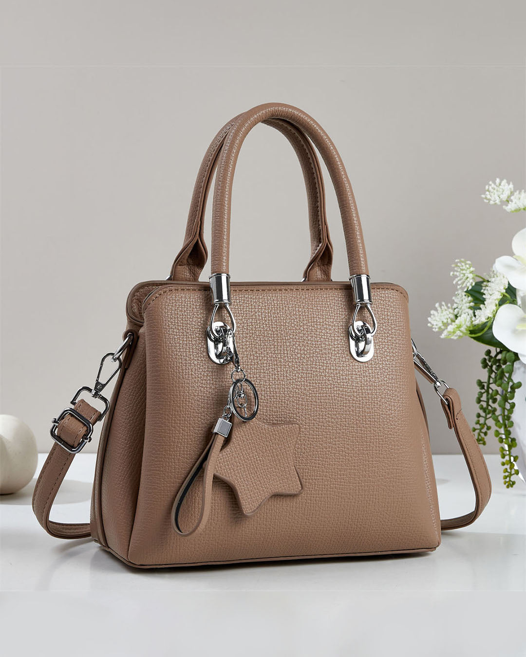 Cartera mediana con llavero colgante y detalles en plateado