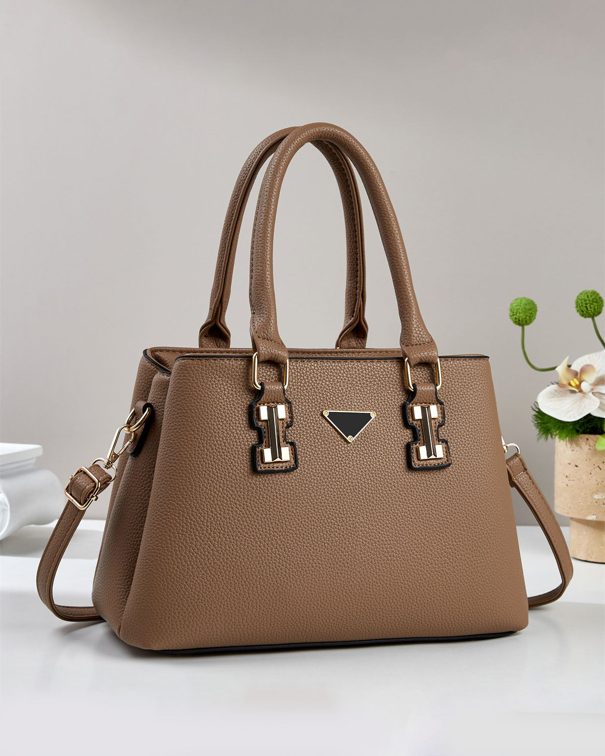 Cartera de mano con detalles unicos
