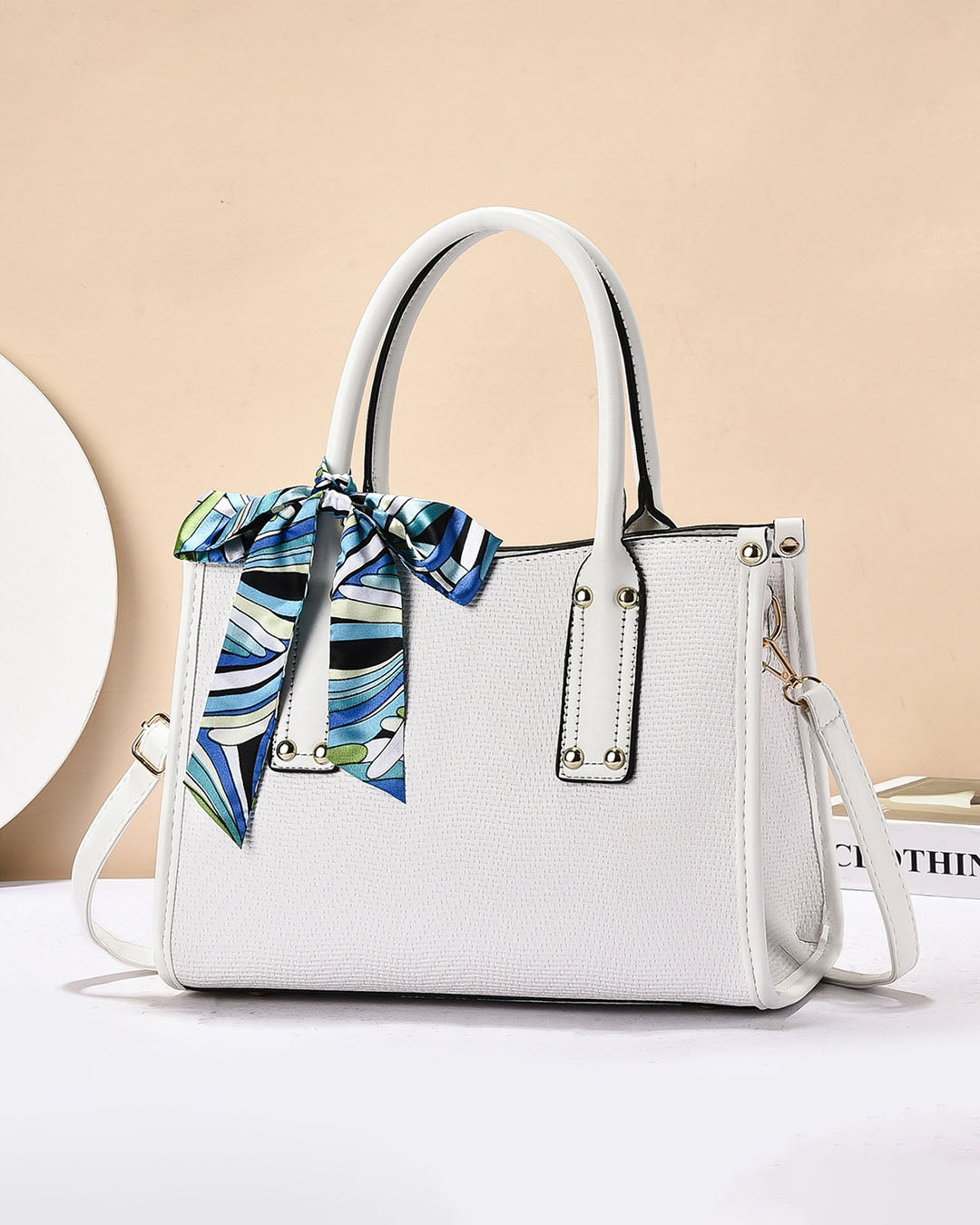 Cartera cuadrada con detalles en dorado y bufanda