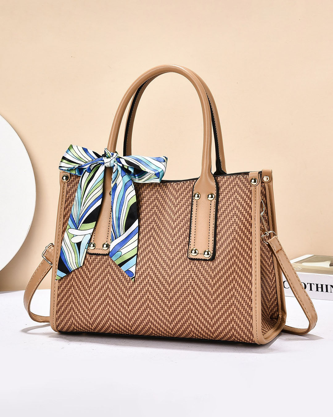 Cartera cuadrada con detalles en dorado y bufanda
