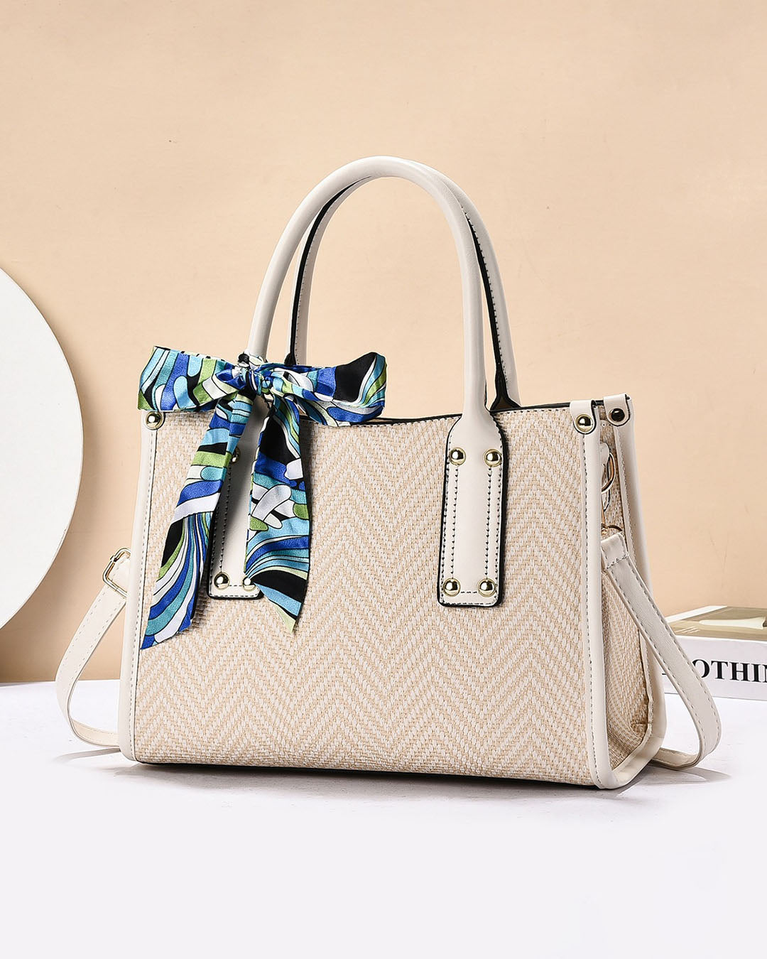 Cartera cuadrada con detalles en dorado y bufanda
