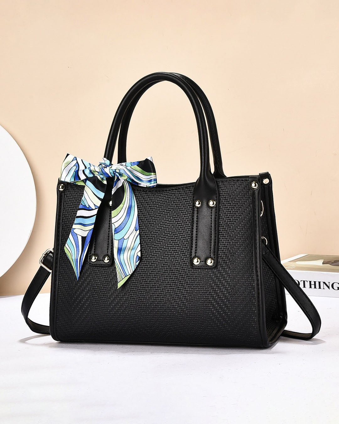 Cartera cuadrada con detalles en dorado y bufanda