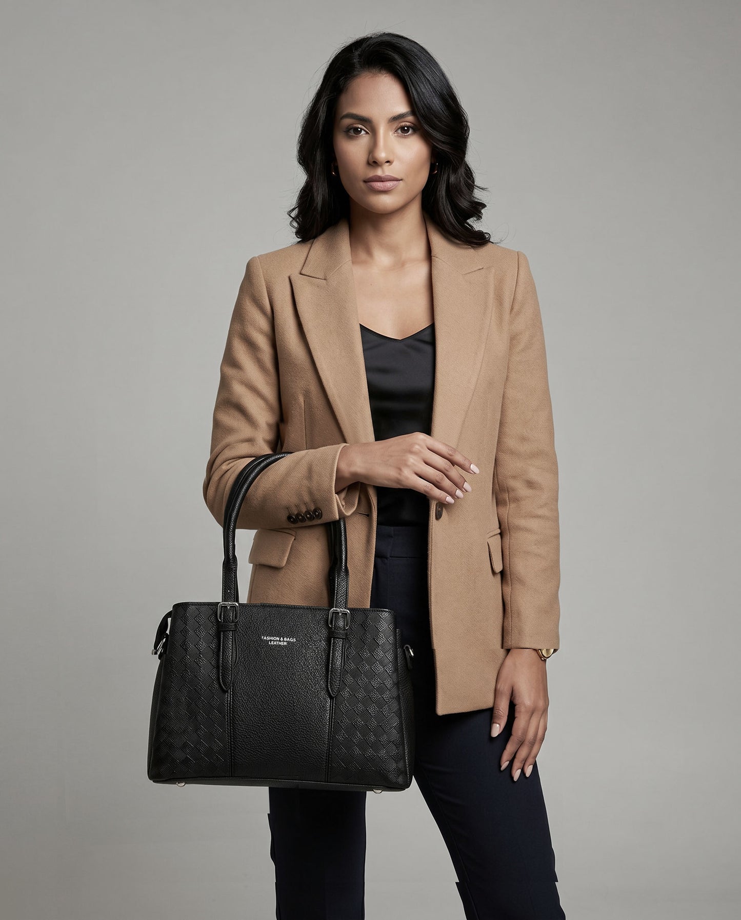 Bolso mediano con diseño de textura tejida