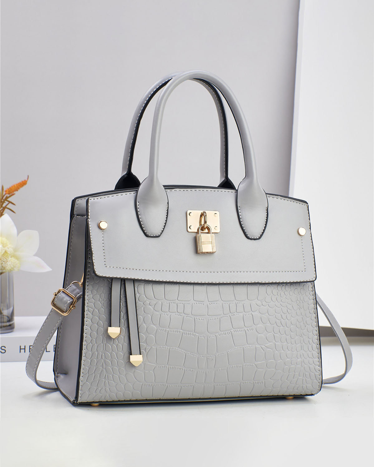 Cartera mediana con candado decorativo