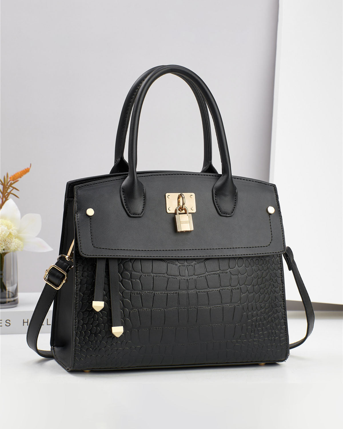 Cartera mediana con candado decorativo