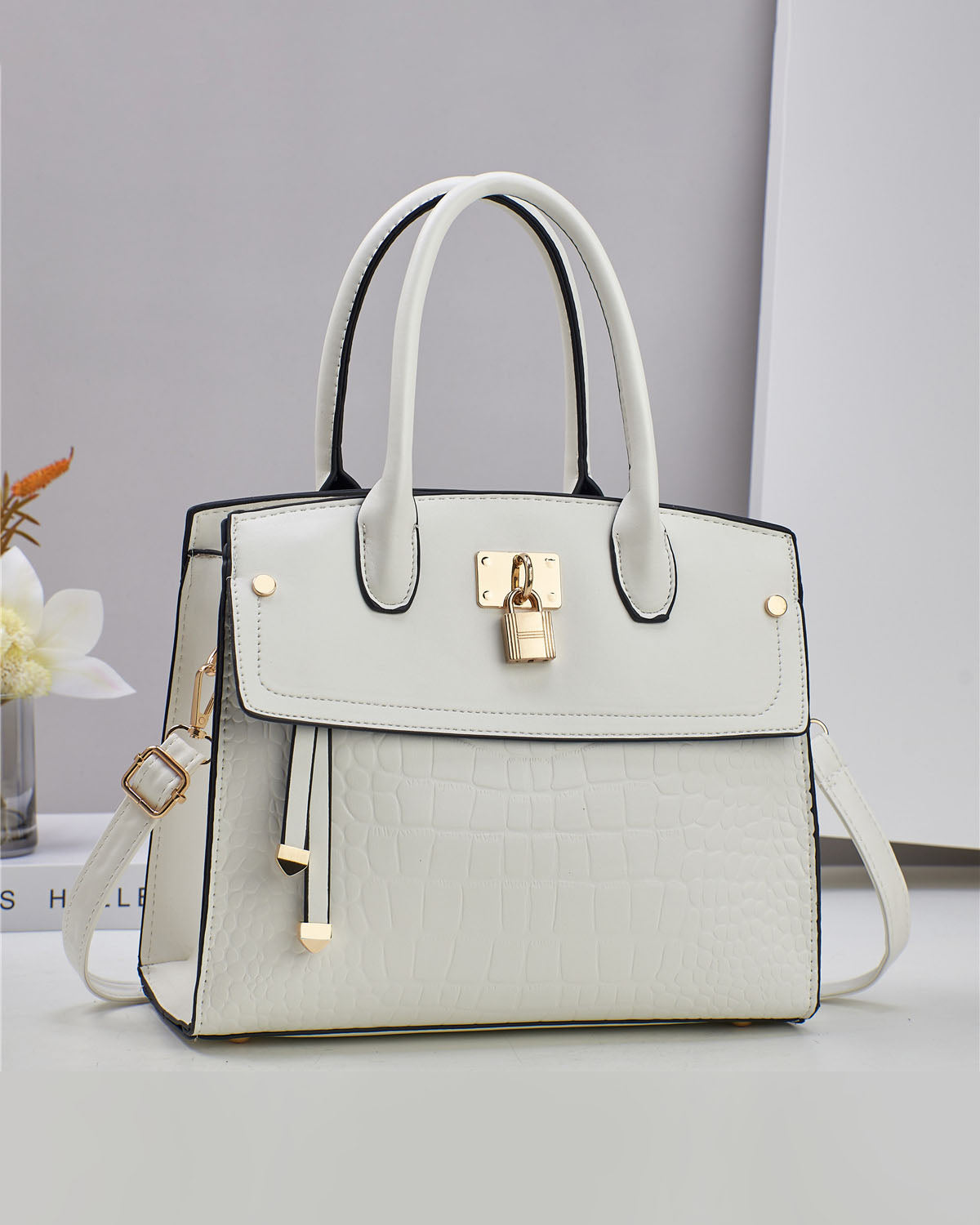 Cartera mediana con candado decorativo