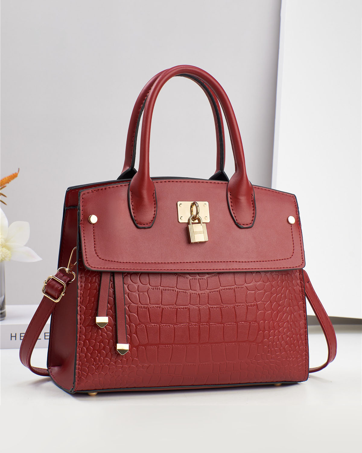 Cartera mediana con candado decorativo