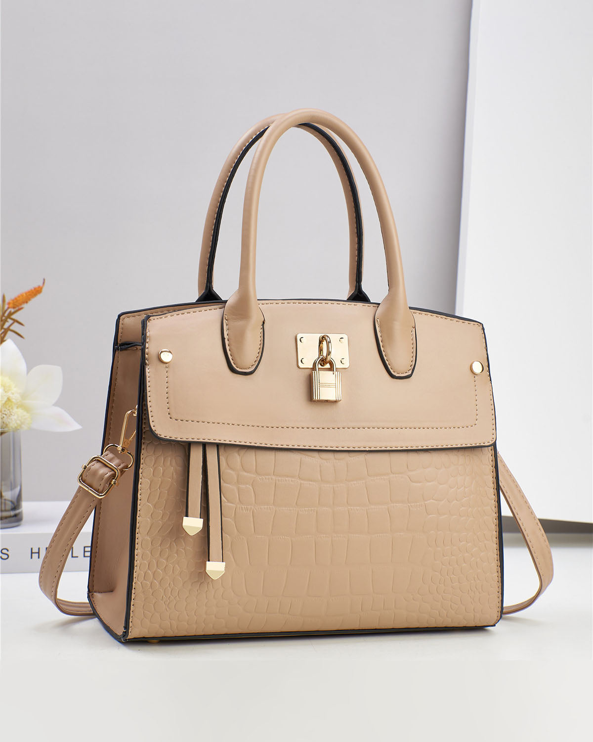 Cartera mediana con candado decorativo