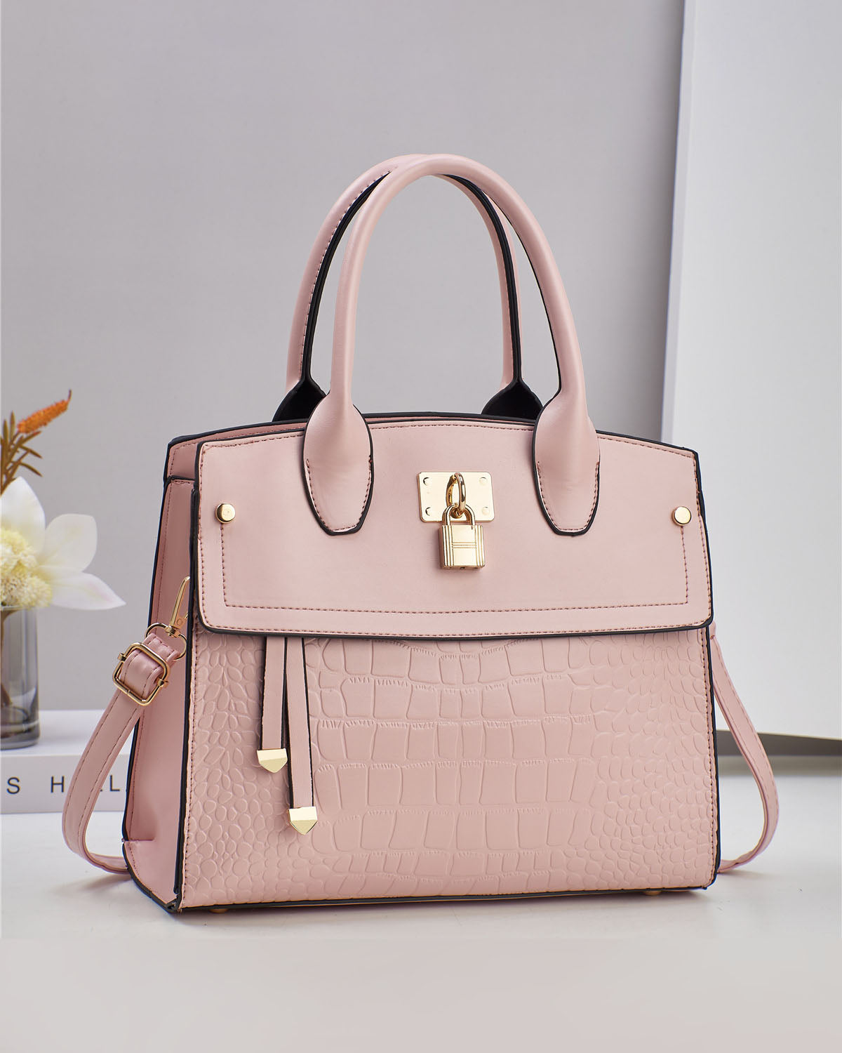 Cartera mediana con candado decorativo