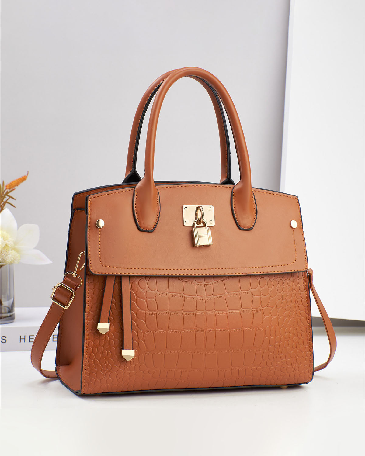 Cartera mediana con candado decorativo