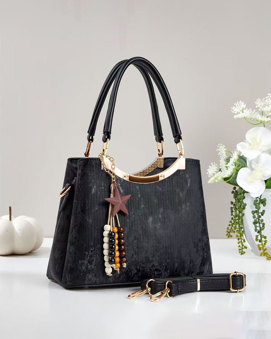 Cartera mediana con detalles en dorado y llavero colgante removible