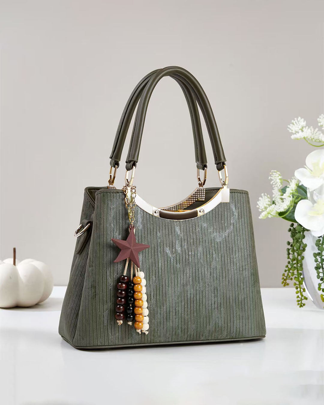 Cartera mediana con detalles en dorado y llavero colgante removible
