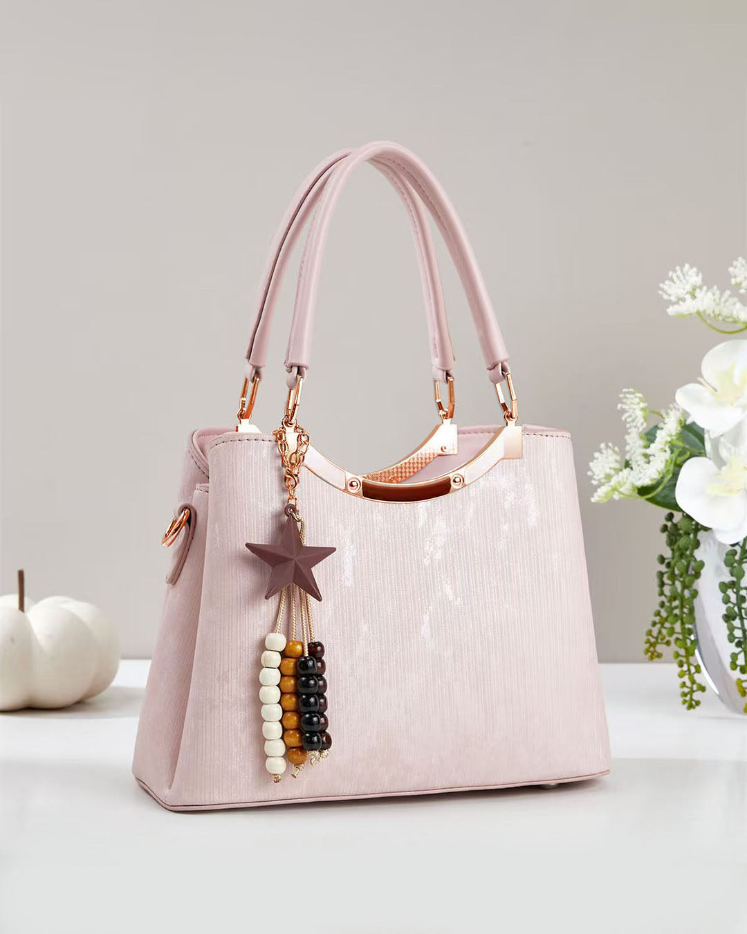 Cartera mediana con detalles en dorado y llavero colgante removible
