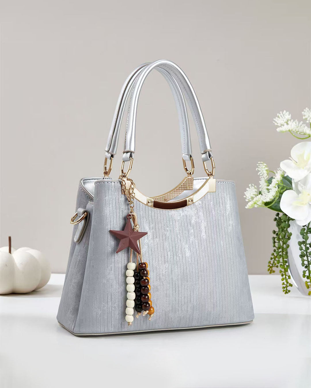Cartera mediana con detalles en dorado y llavero colgante removible