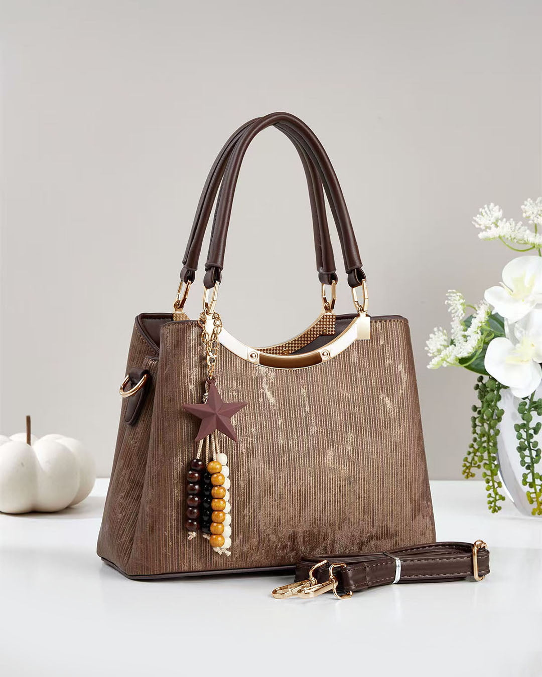 Cartera mediana con detalles en dorado y llavero colgante removible