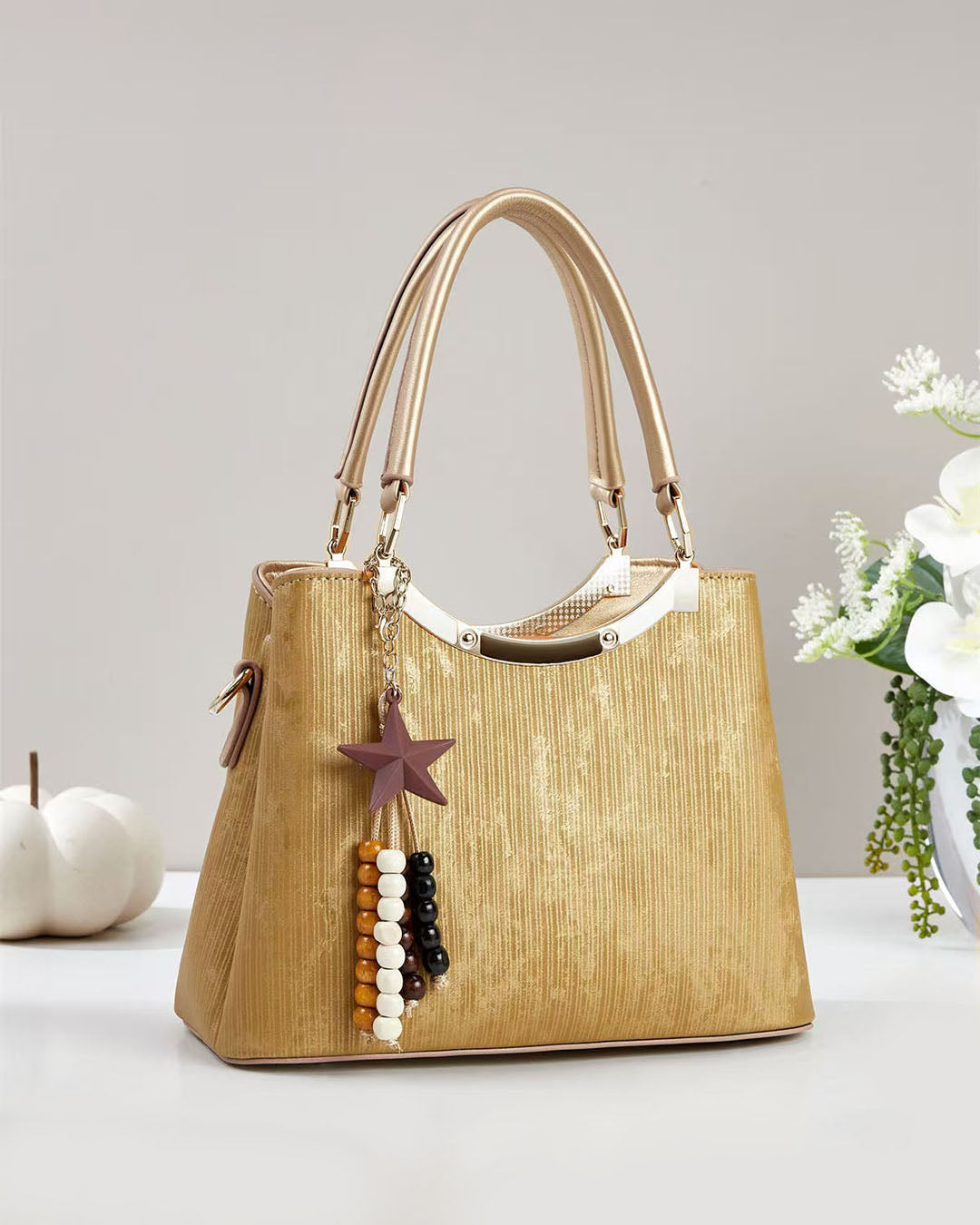 Cartera mediana con detalles en dorado y llavero colgante removible