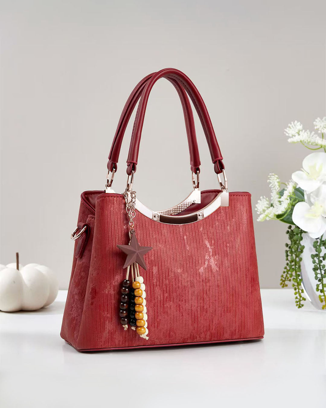 Cartera mediana con detalles en dorado y llavero colgante removible