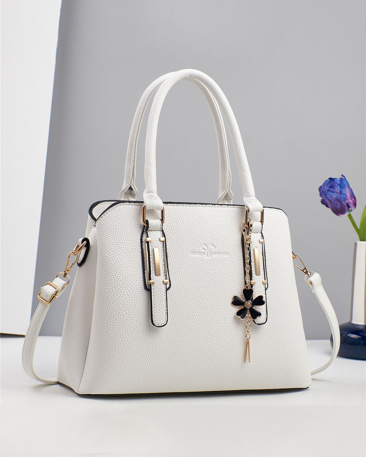 Cartera mediana con llavero cute