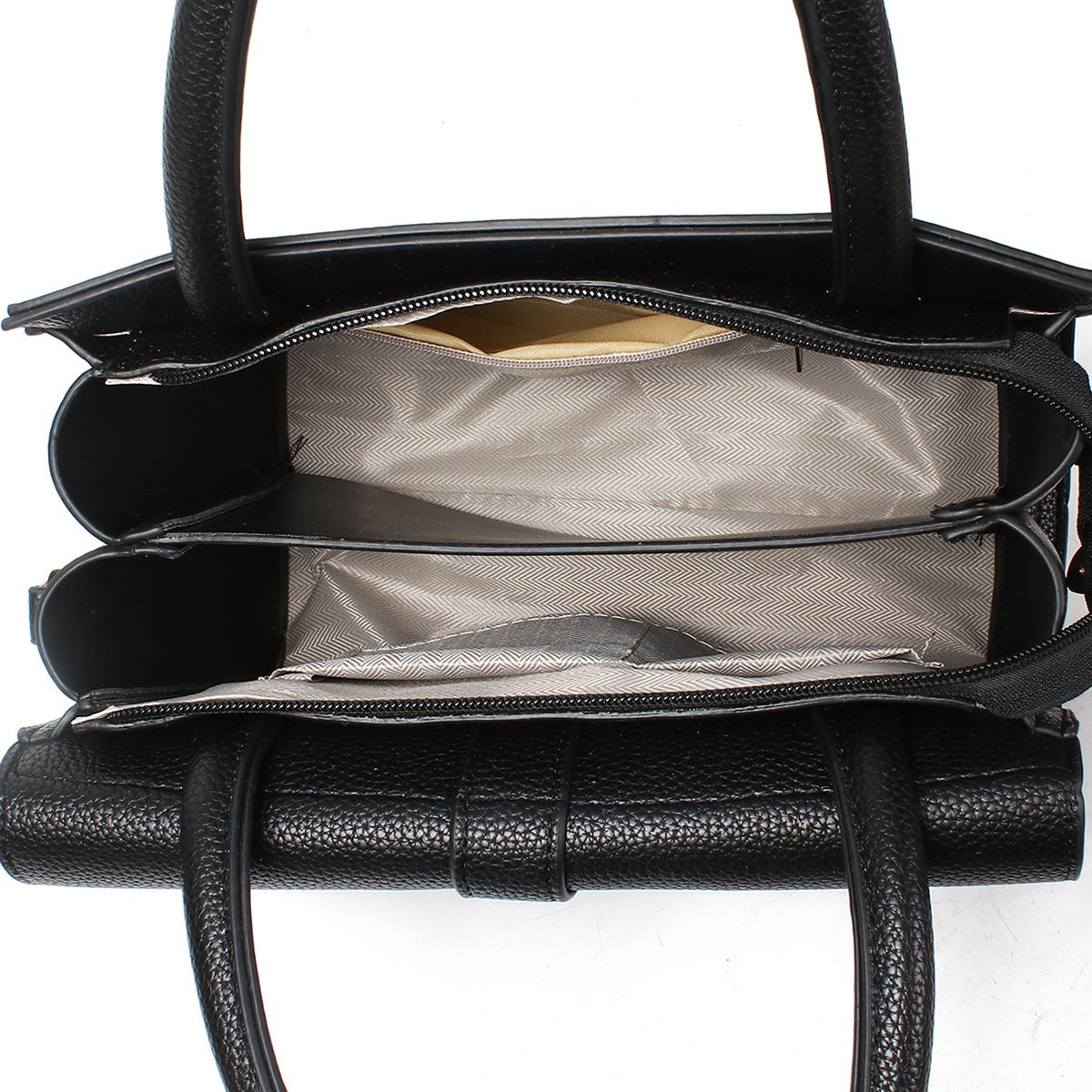 Cartera mediana de mano con detalles y tachuelas frontales en dorado